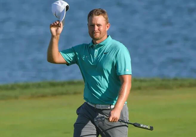 PGA TOUR paziņo jaunu oficiālo degvīnu, Tito roku degvīnu